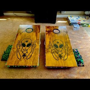 Custom made corn hole set 420 edition. Brand new just made them.